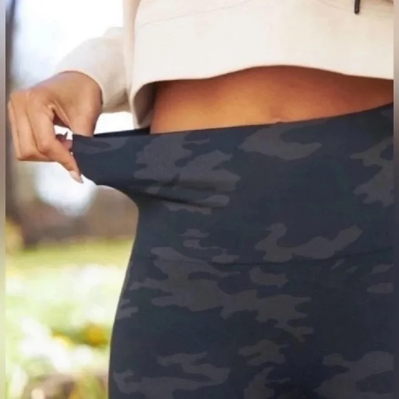 NEW SPANX - Look At Me Now Seamless Leggings - Picture 3 of 10